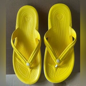 CROCS Yellow Thong Sandals Women’s 12 Men’s 10 Vibrant Summer Comfort